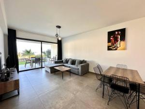 een woonkamer met een bank en een tafel bij Retreat, block A2, unit 1 in Ayios Nikolaos