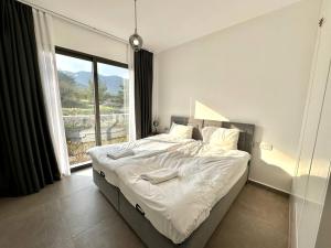 een slaapkamer met een bed en een groot raam bij Retreat, block A2, unit 1 in Ayios Nikolaos +14 foto's