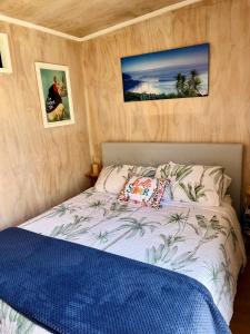 En eller flere senge i et værelse på Hanna’s Hideaway