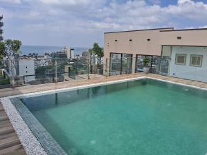 Swimmingpoolen hos eller tæt på Lavania Ocean View Residencies