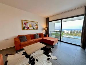een woonkamer met een bank en een groot raam bij Retreat block A2, unit 6 in Küçükerenköy