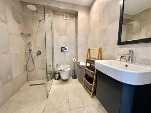 een badkamer met een wastafel en een glazen douche bij Retreat block A2, unit 6 in Küçükerenköy +15 foto's