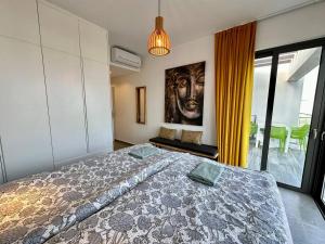een slaapkamer met een bed en een schilderij aan de muur bij Retreat block A2, unit 6 in Küçükerenköy