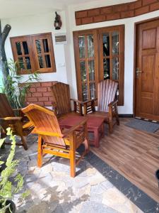 een veranda met 2 stoelen en een houten deur bij The Nature Park Villa in Sigiriya +96 foto's