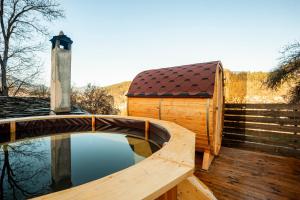 Swimmingpoolen hos eller tæt på Къща за гости Родопчани