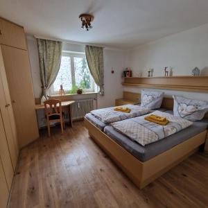 Postel nebo postele na pokoji v ubytování FeWo AllgäuZeit mit Hallenbad & Sauna & kostenlosem WLAN