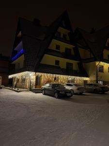 Domek pod lasem om vinteren + 30 billeder