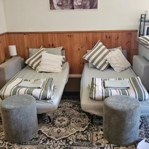 twee bedden in een kamer met twee krukken bij Fauna Australia Wildlife Experience in Lavers Hill +18 foto's