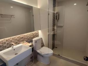 een badkamer met een toilet, een wastafel en een douche bij Chaisaeng Villa in Sing Buri +139 foto's