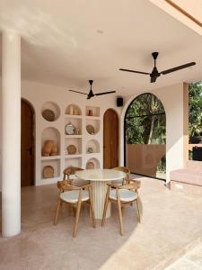 een eetkamer met een tafel en stoelen bij Together Boutique Villa in Ahangama