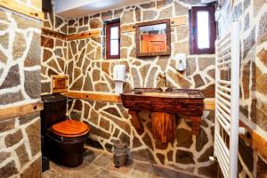 Et badeværelse på Къща за гости Родопчани