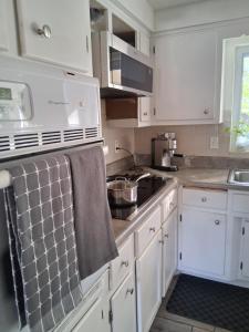 Køkken eller tekøkken på Coastal Vibes 3 Bedroom Home + 11 billeder