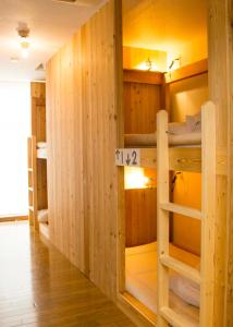 Zimmer mit 2 Etagenbetten in der Unterkunft The Evergreen Hostel 長期ステイ歓迎 エバーグリーンホステル in Hiroshima