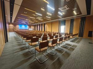 een grote collegezaal met rijen stoelen erin bij Shahzoda Grand Hotel - "Best Hotel Award Winner" in Solnechnyy