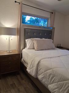 En eller flere senge i et værelse på Coastal Vibes 3 Bedroom Home