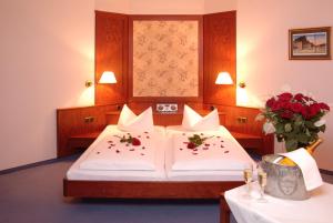 Un pat sau paturi într-o cameră la Hotel Kreller