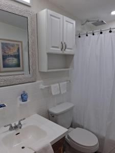 Et badeværelse på Coastal Vibes 3 Bedroom Home