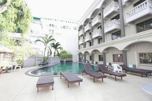 una piscina al centro di un edificio di Honey Lodge a Pattaya Sud