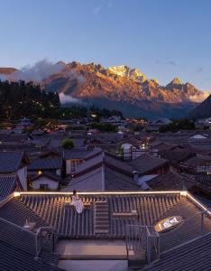 Cảnh núi rừng hoặc tầm nhìn ra núi từ khách sạn