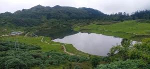 Luftblick auf einen See auf einem Feld in der Unterkunft Shillong City Hotel in Shillong