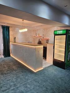 een lobby met een bar in een kamer bij Hotel NOU Codrin in Vatra Dornei