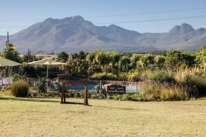 uitzicht op een veld met bergen op de achtergrond bij New Wave Village in George