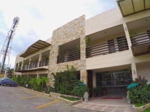 un edificio con un'auto parcheggiata di fronte di Hotel Joselina a Tuguegarao