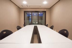 een conferentieruimte met een lange tafel en stoelen bij CS Premier Hotel in Anyang +63 foto's