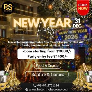 un prospectus pour une fête du Nouvel An avec un sapin de Noël dans l'établissement Hotel B Stays, à Gurgaon