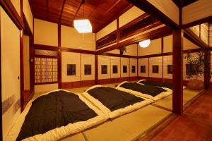 מיטה או מיטות קומותיים בחדר ב-Minato-no Akari