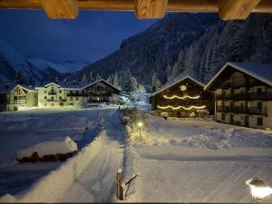 een skihut in de sneeuw 's nachts bij Casalpina Cozy chalet in Gressoney-la-Trinité
