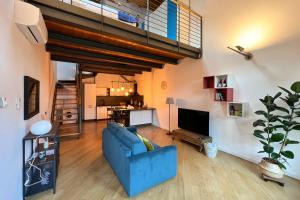 TV a/nebo společenská místnost v ubytování Casa di design con giardino privato in Centro a PIACENZA