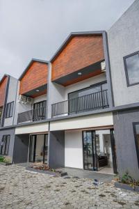 een groot gebouw met ramen en balkons. bij Naava Village in Tagalbato