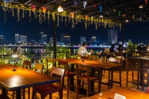 En restaurant eller et andet spisested på Onederz Phnom Penh