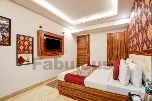 een slaapkamer met een bed en een televisie bij Hotel Fabulous - Delhi International Airport in New Delhi