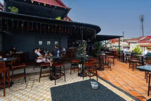 En restaurant eller et andet spisested på Onederz Phnom Penh