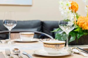 einen Tisch mit Tellern und Gläsern auf dem Tisch in der Unterkunft YOKOHAMA STAY PREMIER in Yokohama + 45 Fotos