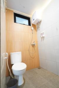 een badkamer met een toilet, een raam en een douche bij Naava Village in Tagalbato