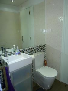 ポルト・コーヴォにあるVila Marのバスルーム(トイレ、洗面台、鏡付)