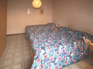 リニャーノ・サッビアドーロにあるMagnoliaのベッドルーム(キルト付きのベッド付)