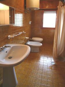 リニャーノ・サッビアドーロにあるMagnoliaのバスルーム(白い洗面台、トイレ付)