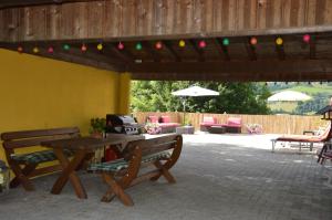 un patio con mesa de madera, sillas y mesa de picnic en Casa Montana, en Niedernsill
