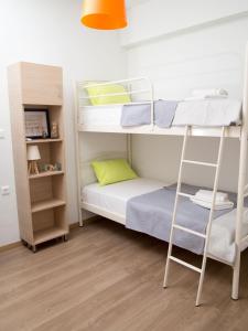 En eller flere senge i et værelse på Cozy apartment in Ialyssos