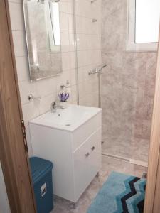 Et badeværelse på Cozy apartment in Ialyssos + 12 billeder