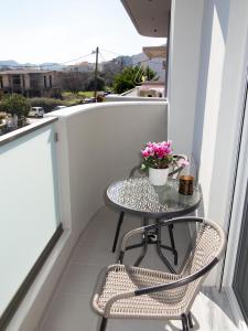 En balkon eller terrasse på Cozy apartment in Ialyssos