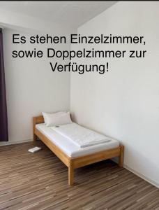 een kleine slaapkamer met een bed in een kamer bij Pension Albert - möblierte Einzel- und Doppel- Zimmer auf Zeit in Stuttgart +7 foto's