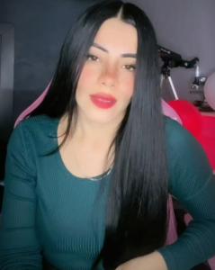 een vrouw met lang zwart haar in een groene blouse bij Citi in Guadalajara