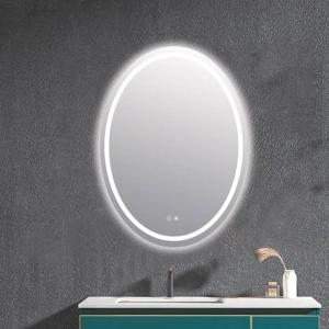 een badkamer met een wastafel en een spiegel aan een muur bij Citi in Guadalajara