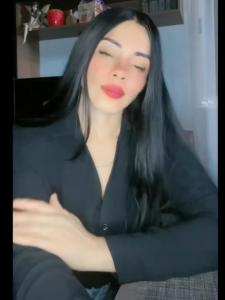 een vrouw met zwart haar zit op een bank bij Citi in Guadalajara