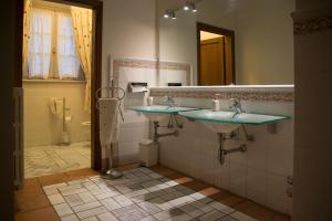 a bathroom with two sinks and a toilet at Golf Club Bellosguardo resort in Vinci